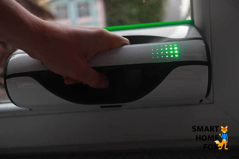 Man sieht den Vorwerk Kobold VG100 am Rand des Fensters.